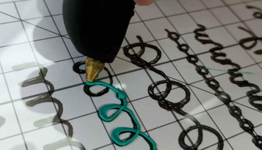 Aide à l'apprentissage de l'écriture - modèle de stylo 3D (source d'image : the3doodler.com)