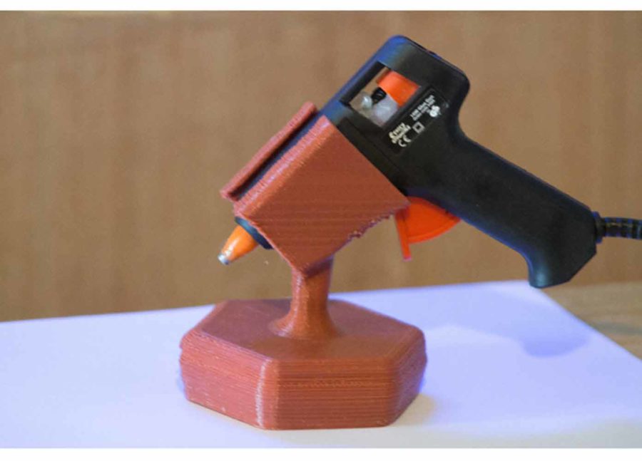 Stand for hot glue guns (7mm) (Image source: niki m/thingiverse)
